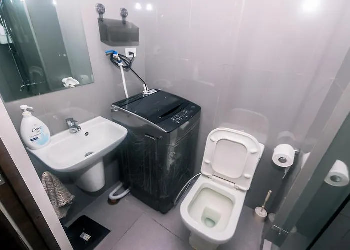 Designer 1br Makati Fast Internet Gym Swim Park 2050 Apartment *