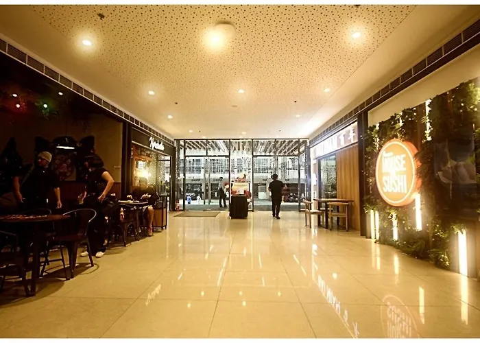 Designer 1br Makati Fast Internet Gym Swim Park 2050 Apartment